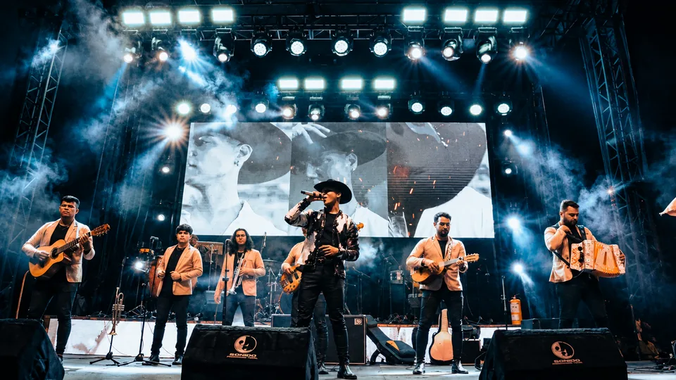 Ryan Sanabria y su banda en formato completo