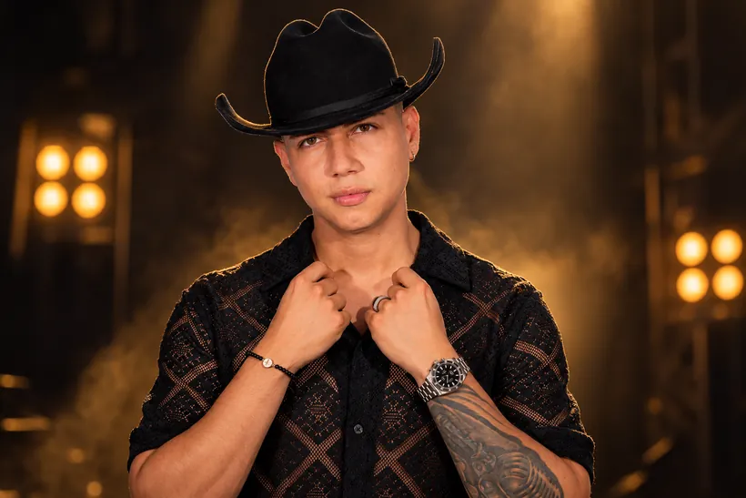 Ryan Sanabria con camisa de encaje negra